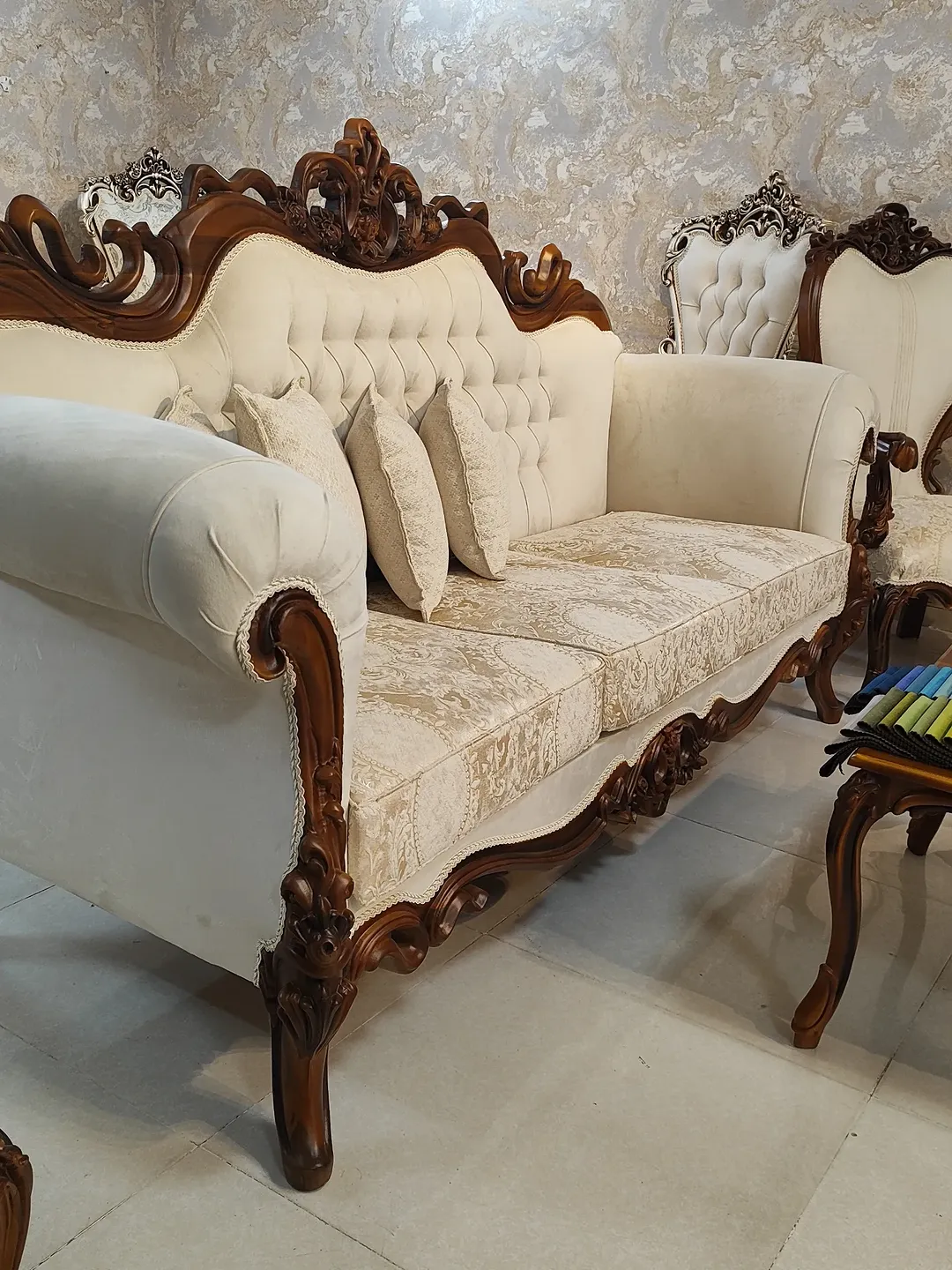 مبل کلاسیک افسون با پارچه رنگ روشن
