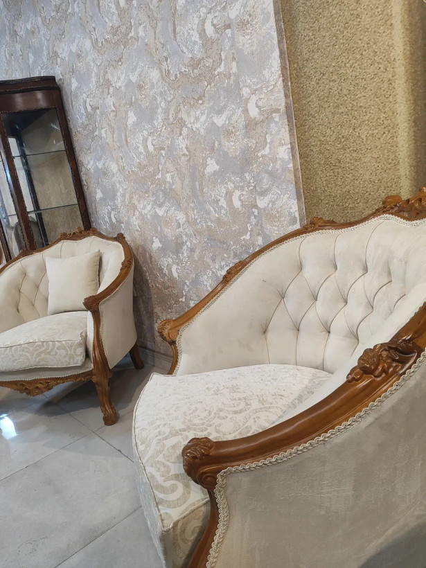 مبل کلاسیک زمرد با رنگ چوب گردویی