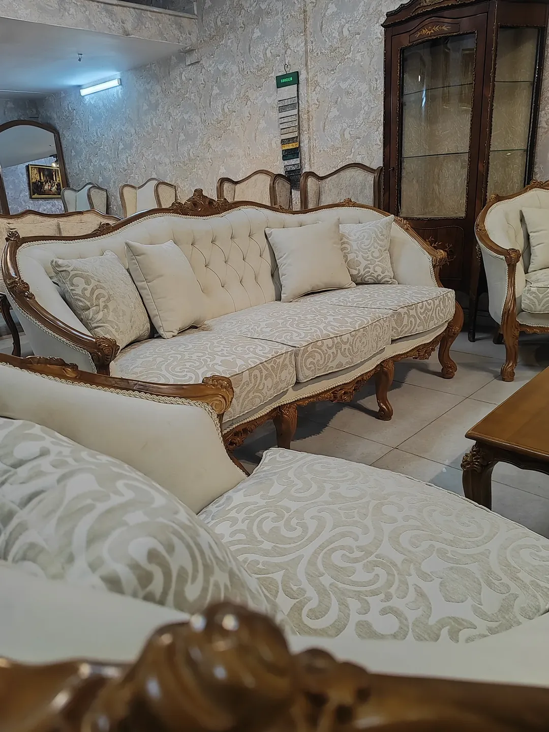مبل کلاسیک زمرد با رنگ چوب گردویی