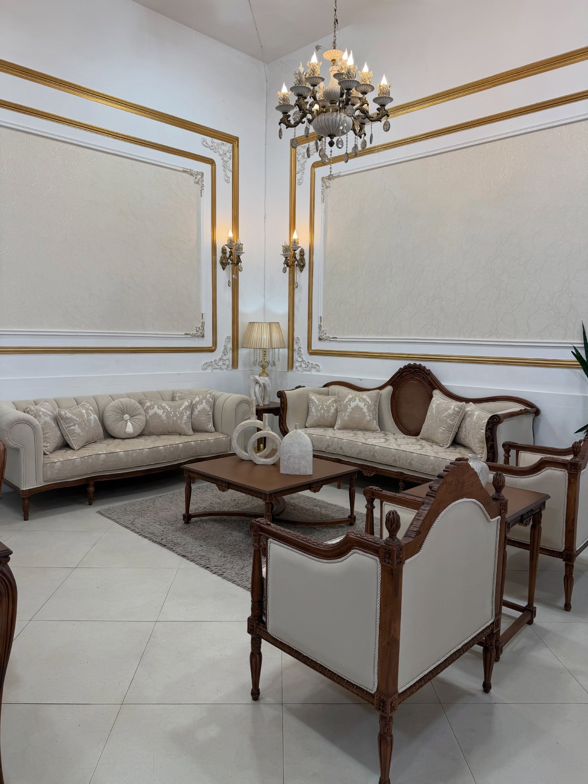 مبل کلاسیک کاجی با رنگ چوب تیره
