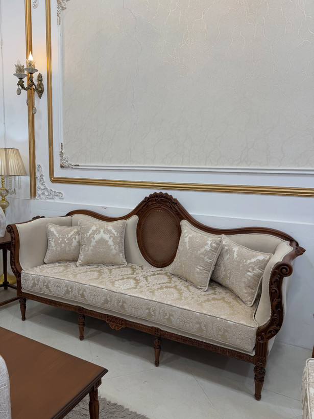 مبل کلاسیک کاجی با رنگ چوب تیره
